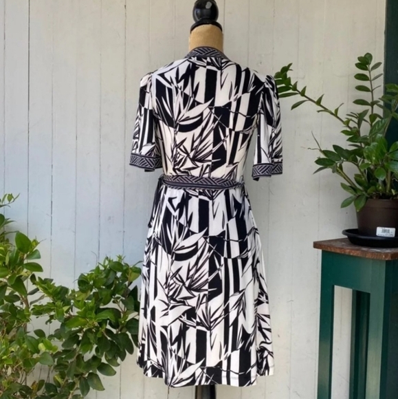 Black and white printed BCBG wrap dress - Picture 2 of 4